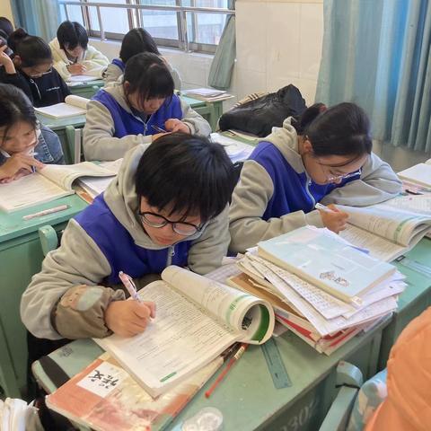 把踢足球的英语怎么说