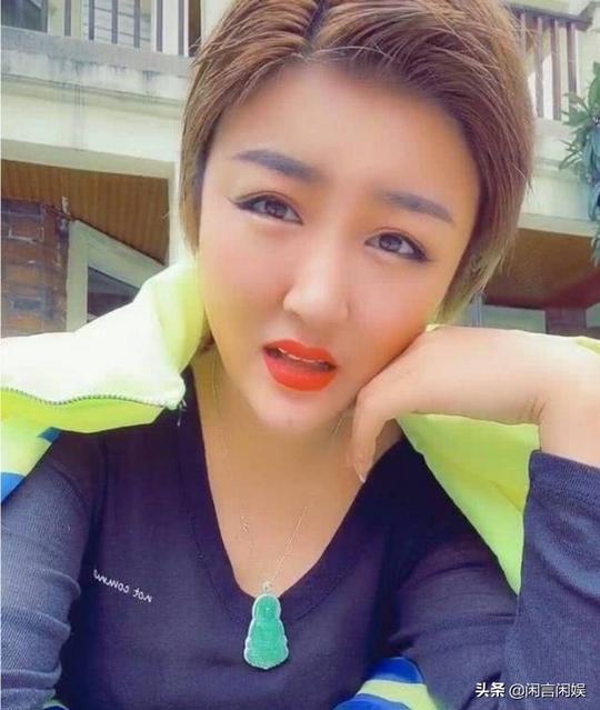 性感美女喜剧演员，曾获赵本山赞赏，如今34岁却被网友吐槽炫富