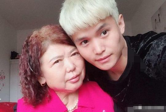 65岁老太为留住28岁丈夫，甘愿为他做试管婴儿，如今现状如何？