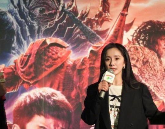 杨幂路演黑西装霸气，现场喊话网友还id，新剧开播双台破0.5