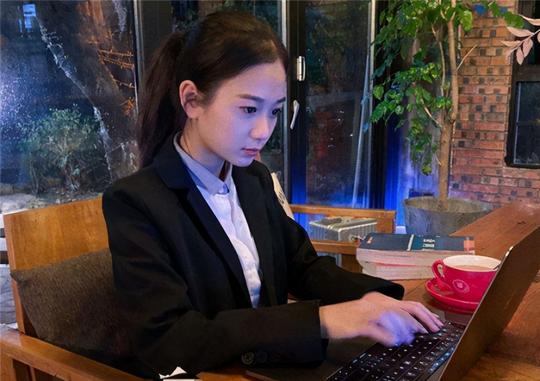 22岁少女身价78亿，创业公司董事长，网红“逆袭人生”全靠编