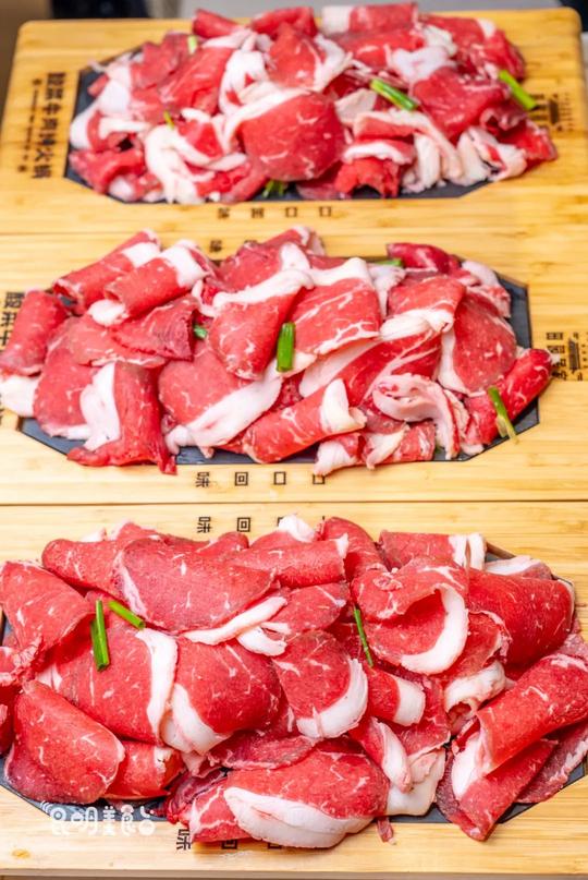 昆明如雷贯耳的翡翠牛肉，承袭3代人，生意好到排队的全是男人