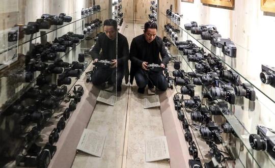 他放弃公务员后，痴迷收藏相机，目前有500台，最贵一台30万
