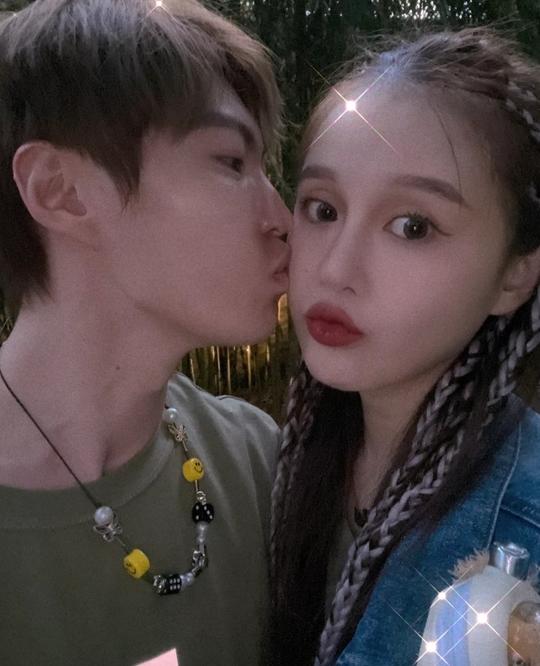 小球球被求婚后，首晒与爸爸赵本山同框动态，帮女儿梳头满脸宠溺