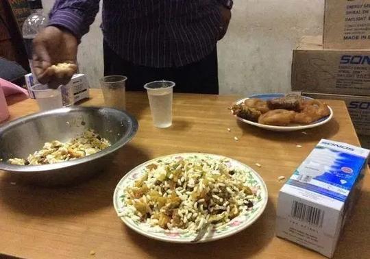 “我在孟加拉国做生意”当地人坐在火车顶上，嚼作料当口香糖