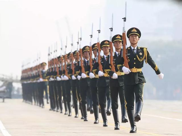 国庆节看阅兵的观后感
