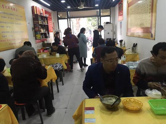 郑州航海东路某处的羊肉汤，店面不大生意确好的不行