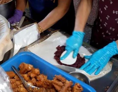 老奶奶摆摊卖怀旧早餐，做法配料几十年不变，出摊两小时卖完回家