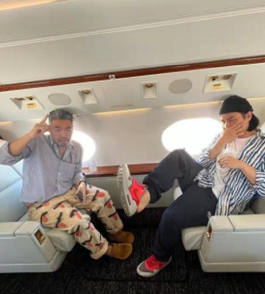 陈冠希一家乘私人飞机出行！舱内奢侈品堆满，老婆素颜出镜斑点多