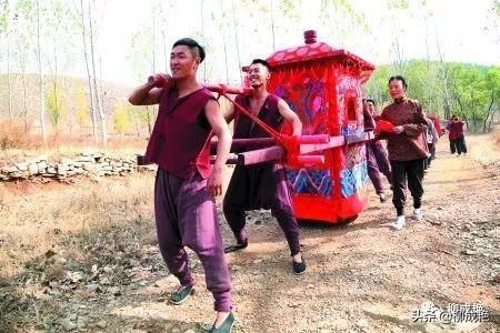 王琪的《送亲》抖音火爆 让多少爱而不得的人落下了滚烫了泪