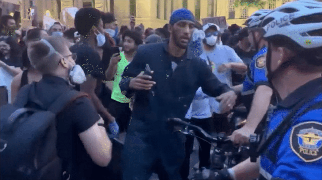 暖心！美国一群白人向一群黑人下跪双方对脸爆哭华人自发上街