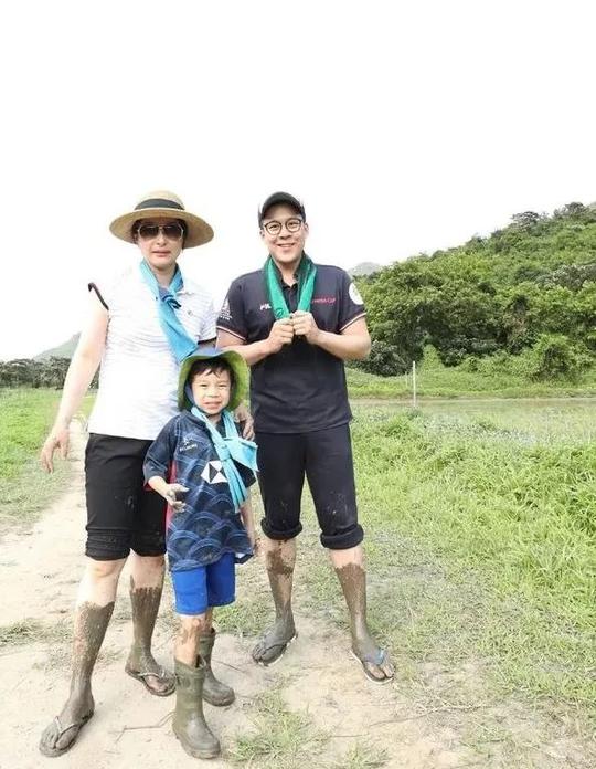 郭晶晶儿子洗豪车挣零花钱，寒冬光手擦车门，富三代也要艰苦奋斗