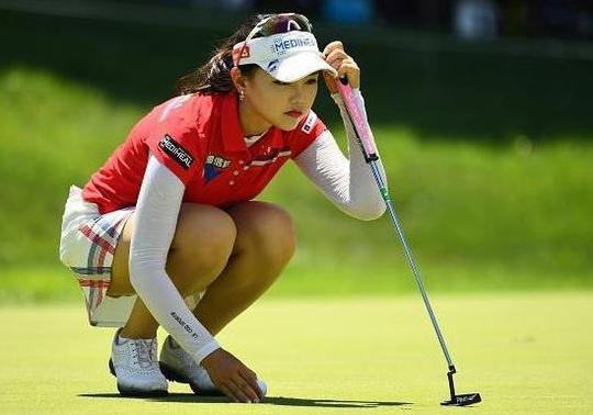 21岁高尔夫女神，长腿+小酒窝，主动放弃日本籍，直言中国很强大