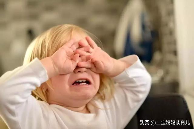小孩在公共场合大吵大闹怎么办
