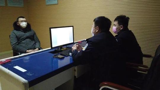 青岛戏精小伙分饰两角卖口罩，狠起来连自己都骗