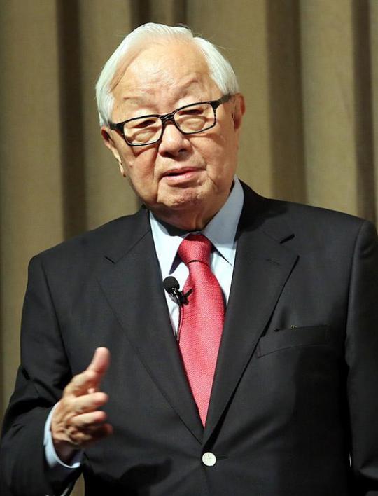他56岁创业大器晚成，两度任ceo造万亿帝国，70岁还娶小秘书