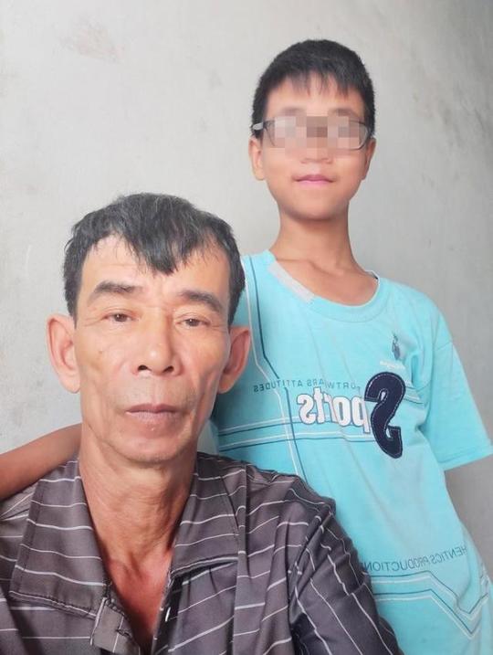 被前妻抛弃后男子独自养大女儿，如今再婚要不停赚钱为小儿子治病
