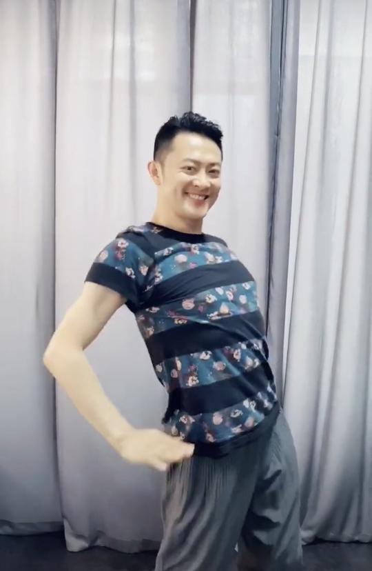 41岁印小天又有新动作？跳男团舞油腻翻车，搞笑为生难回事业巅峰