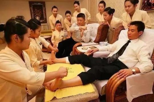男人去足浴店，他们为什么宁肯单独开包间？前台：因为有3个需求