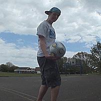 足球颠球绕圈内绕多少圈