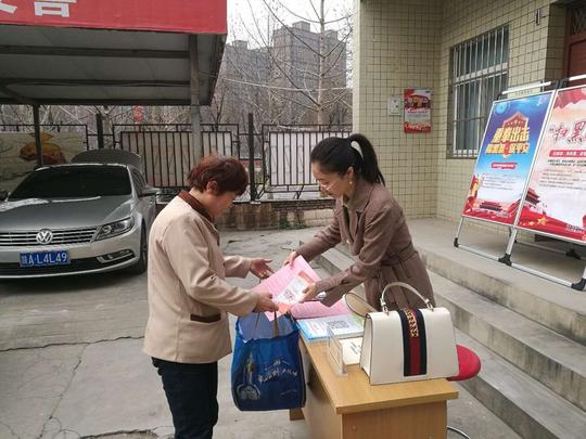 雁塔区司法局曲江司法所开展扫黑除恶“律师下基层扎实帮群众”宣传活动