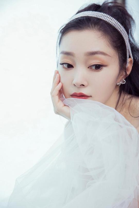 宋轶火了之后也放开了，穿深v吊带裙像“新娘”，这是有多愁嫁