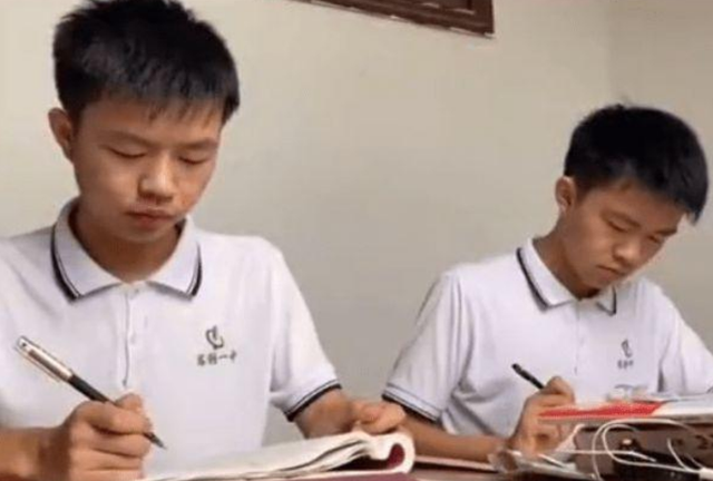 双胞胎学霸一个上清华一个上北大是怎么回事