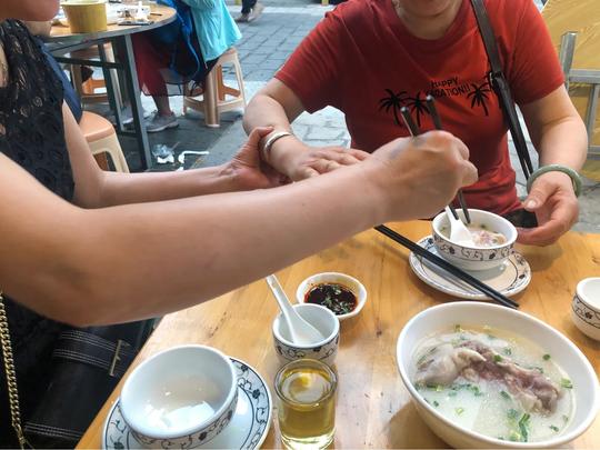 疫情过后，这个老妈蹄花店的生意还是这么火爆