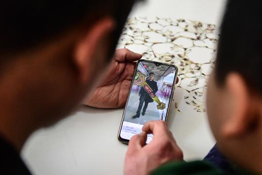 农村小伙的匠人梦：17岁辍学打工，卖房创业却失败，靠奇葩包走红