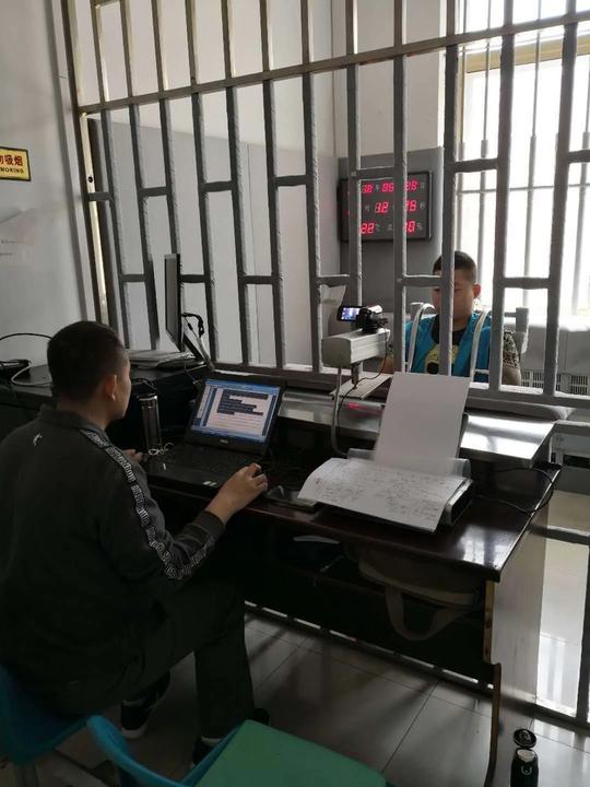 起底90后女黑老大李桂圆：赚钱后开70万豪车回乡，被父亲用砖头砸坏