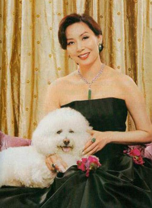 拒做郑裕彤儿媳妇，还拒做何鸿燊五姨太？邝美云自己创业赚10亿