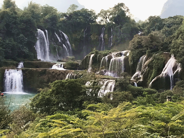 广西德天跨国瀑布景区现黄金瀑布