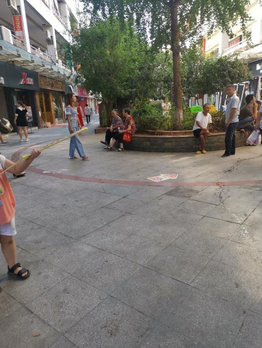 永州冷水滩潇湘步行街，店里员工出来殷情喊客，是生意难做了吗？