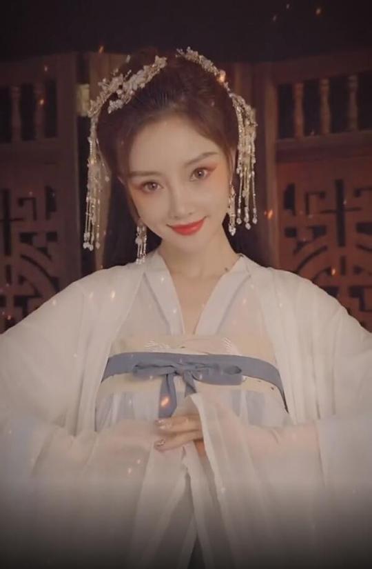 李小璐大玩古风变装，一颦一笑魅惑十足，自夸被自己美到了