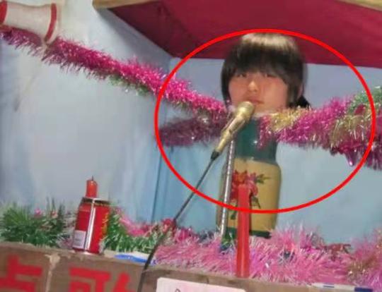 真人没手没脚，以瓶为身，江湖骗术“花瓶姑娘”，是如何做到的？