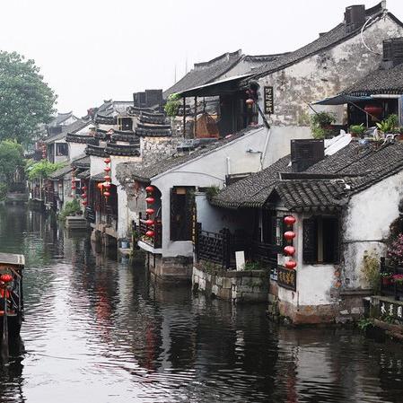 苏州和武汉相比，哪个城市气候更潮湿呢？为什么？