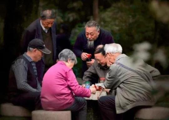 62岁老人哭诉：姐妹抱团养老成仇人，揭开“抱团养老”的利与弊