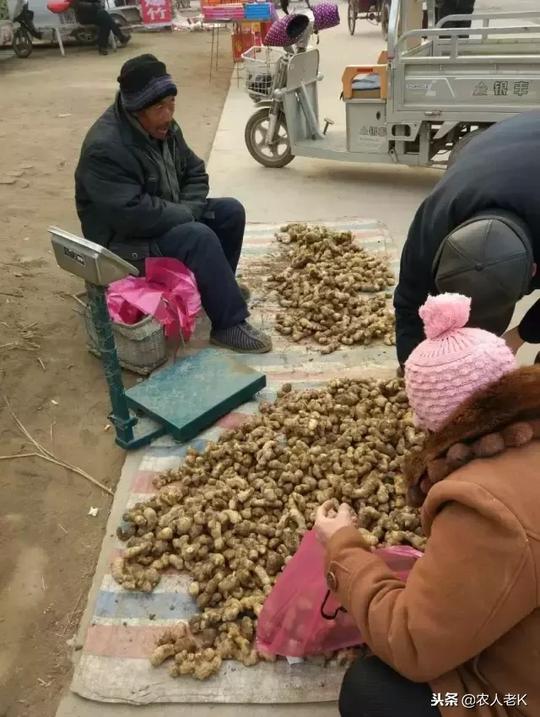 在农村有这样一群老人，他们衣食无忧，却为何还要摆摊赚钱？