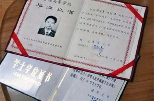清华毕业生辞掉外企工作，回乡尽孝当保安，20年来过得怎样？
