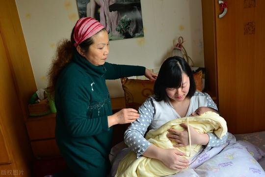 40岁女保姆哭诉：在70岁大爷家当住家保姆，他太过分了