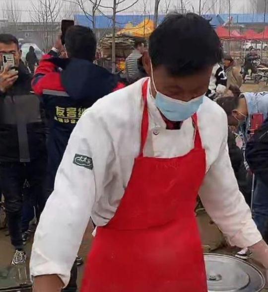 拉面哥走红不到10天，被迫养活全村人的大衣哥，或受牢狱之灾
