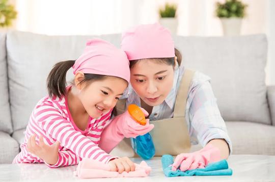 5岁男孩小区送快递，生意红火，妈妈道出背后真相……