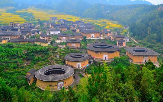 福建一台戏，土楼全聚齐