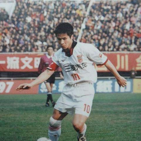 每天踢足球多少时间