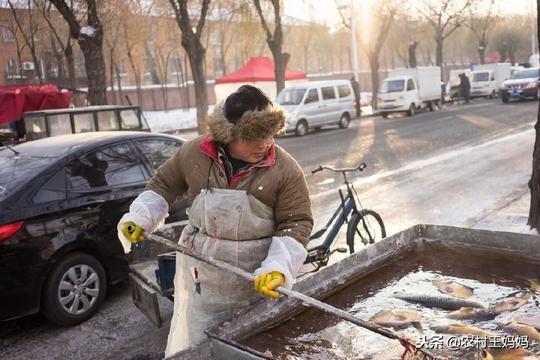 农村小夫妻在早市上卖鱼，用了这个小技巧，一月轻松赚几万