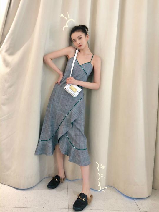 甜美还是酷盖，不好意思我两样都有，看宋祖儿穿搭，学秀腿神技