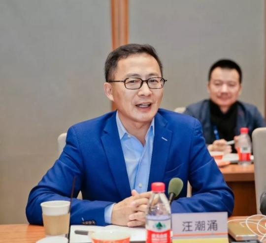 33岁回国创业，被誉风投教父，公司市值百亿，妻子是全国武术冠军