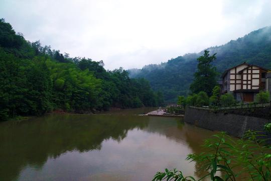 藏在大山里的冷门避暑小镇，距成都1小时多，比黄龙溪古镇更纯粹