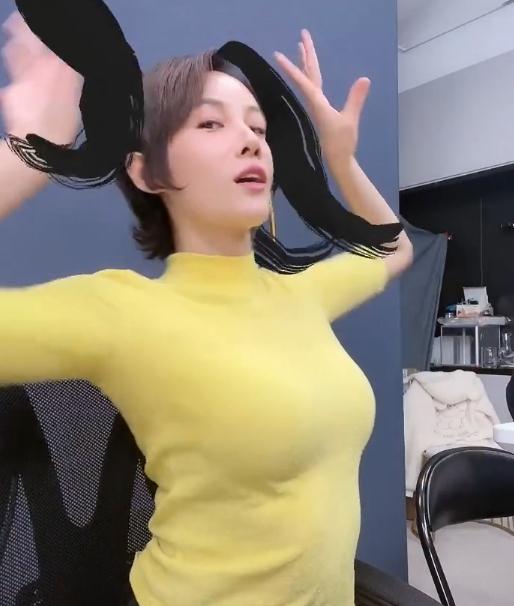 “龙女郎”张蓝心近照曝光，胸好像更大了，镜头前肆意展示好身材