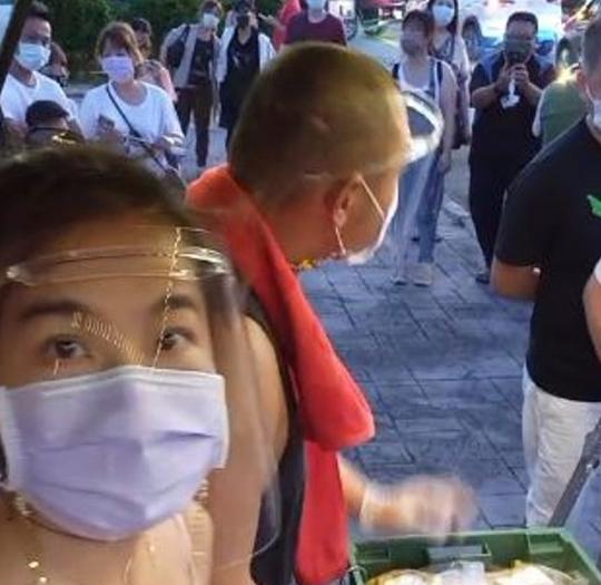 40岁男明星摆摊赚钱，卖鸡腿十元一只被吐槽太贵，创业期异常艰难
